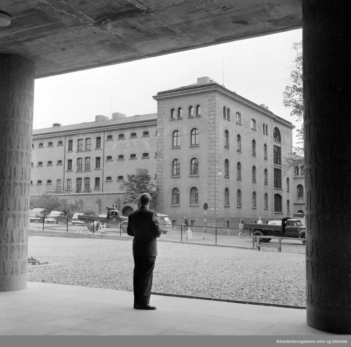 Møllergata 19. Gjennomgang under Regjeringsbygget..September 1959