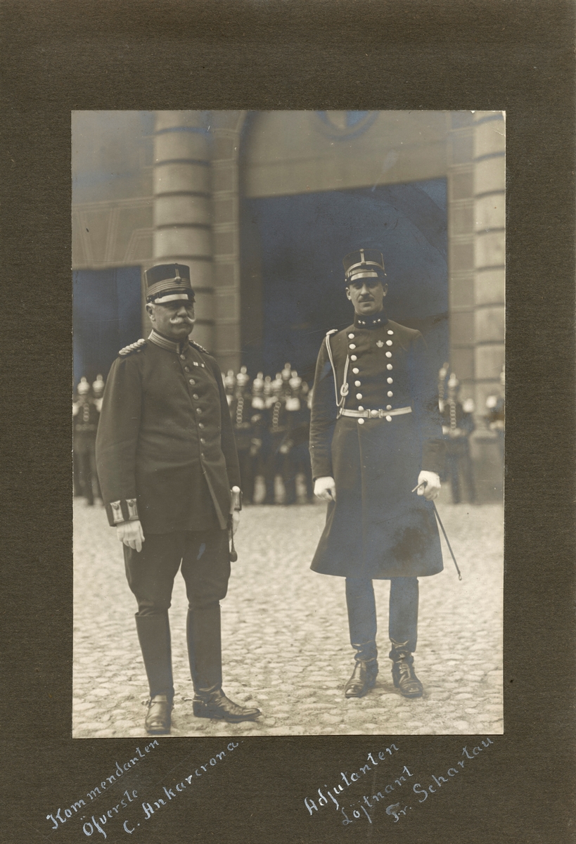 Text i fotoalbum: "Kommendanten Öfverste C. Ankarcrona. Adjutanten löjtnant Fr. Shartau.”