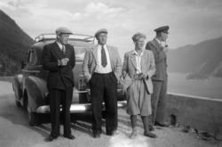 Chevrolet 1946 (Info fra Ivar Stav.) Foto av fire menn og en