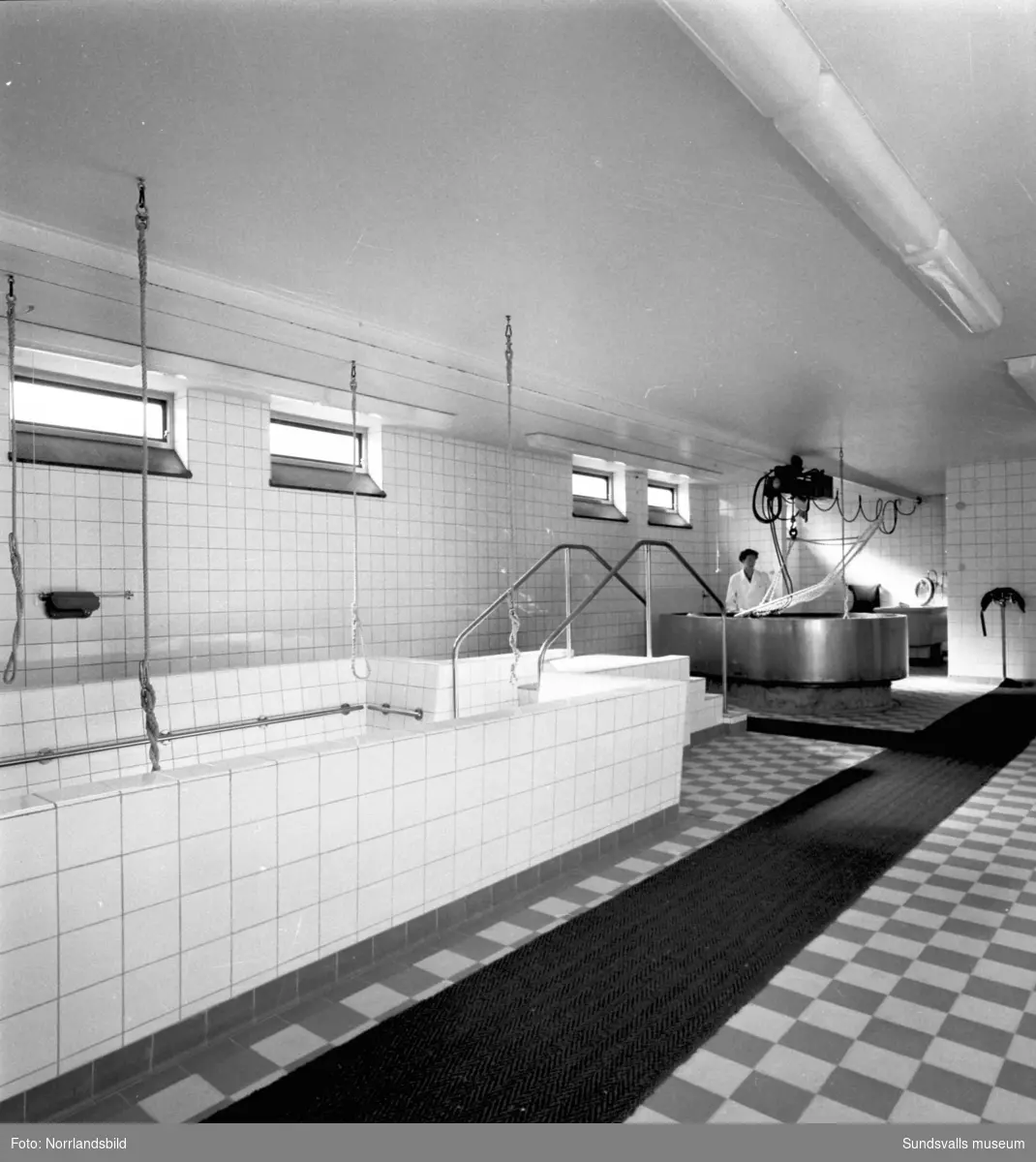 Nya epidemisjukhuset vid Sundsvalls sjukhus, exteriör- och interiörbilder. Invigdes 1955 efter att gamla Epidemin vid Ludvigsbergsvägen lagts ned.