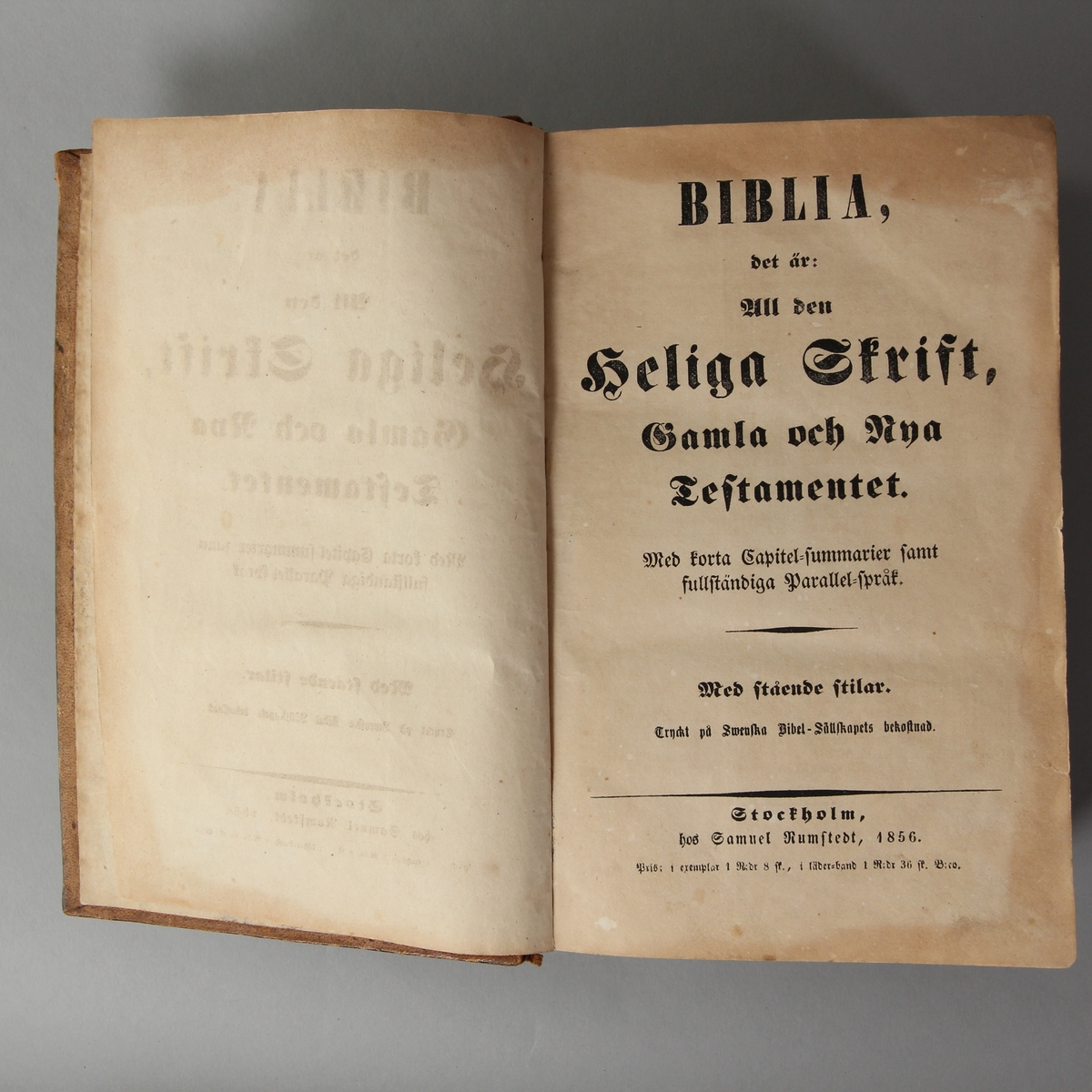 Bibel innehållande Gamla och Nya Testamentet tryckt 1856 på Svenska Bibel-Sällskapets bekostnad. Brunt skinnband.