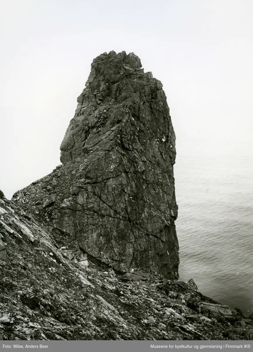 Nordkapphorn på østsiden av Nordkapp-platået. Sommeren 1908. (Originalnegativet eies av Norsk Folkemuseum, W 09257*B)