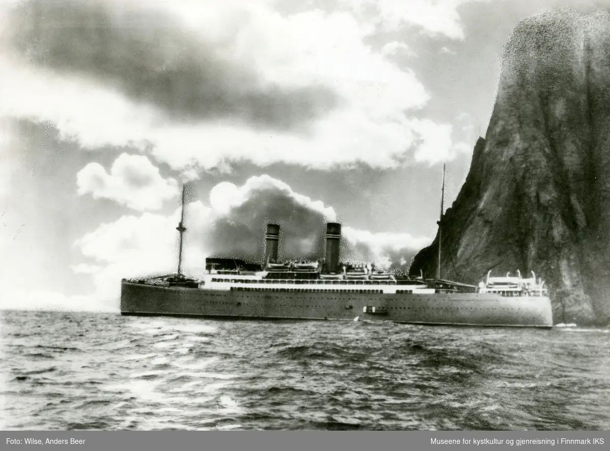 D/S "Stavangerfjord" ved Nordkapp. Juli 1927. (Originalnegativet eies av Norsk Folkemuseum, W 30905*B)