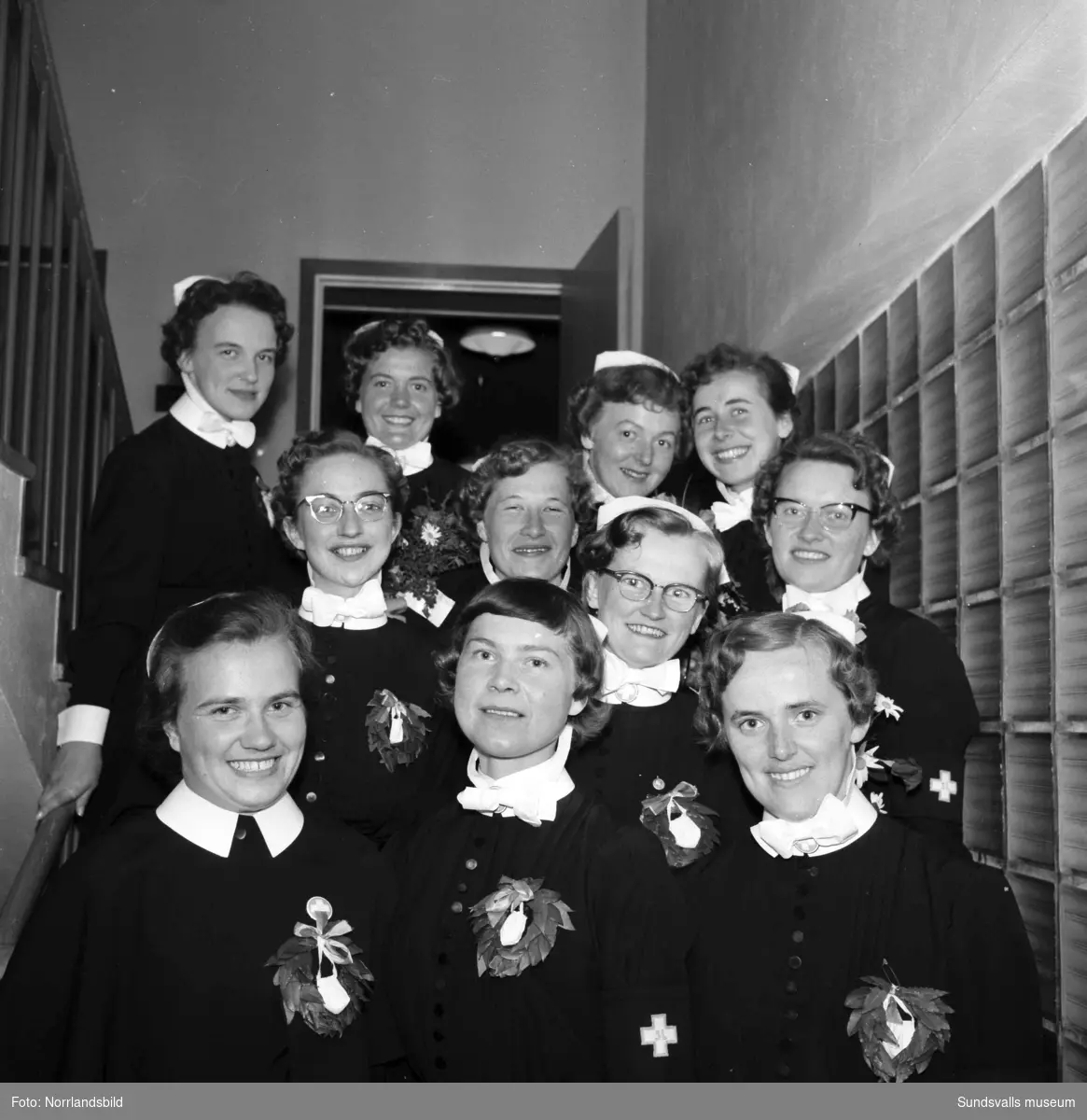 Sjuksköterskeinvigning i GA-kyrkan med något för den tiden så ovanligt som en manlig "syster".