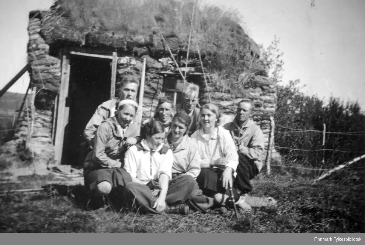 Aronsen-gammen, Vestre Jakobselv. Familiealbum tilhørende familien Klemetsen. Utlånt av Trygve Klemetsen. Periode: 1930-1960.
