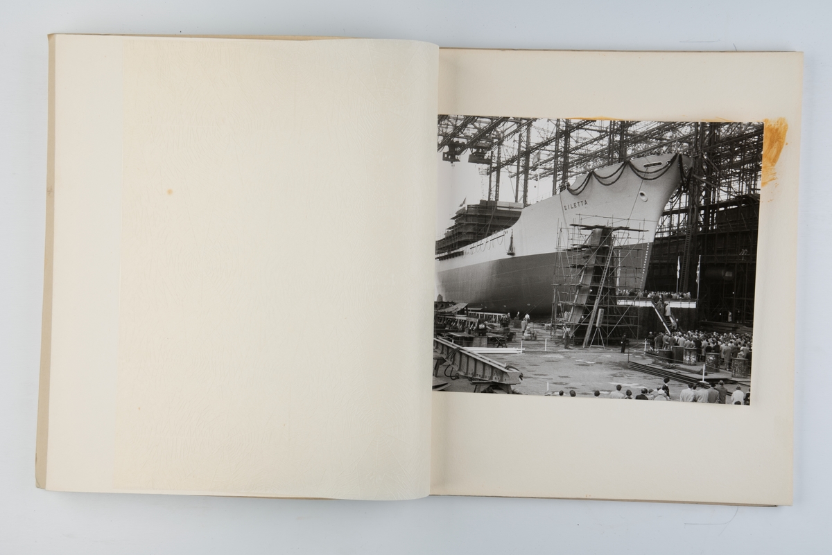 Album med 11 fotografier fra sjøsettingen av M.S. Siletta i Hamburg i 1961