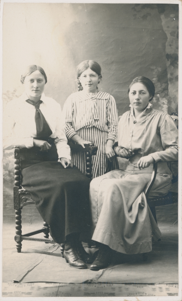Studioportrett av tre søstre fra Lundenes.