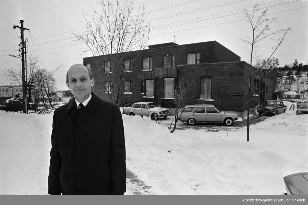 Inkognito Klinikk (på Rødtvet). Overlege Jon E. Bache-Wiig utenfor den nye AA-klinikken på Rødtvet. November 1977