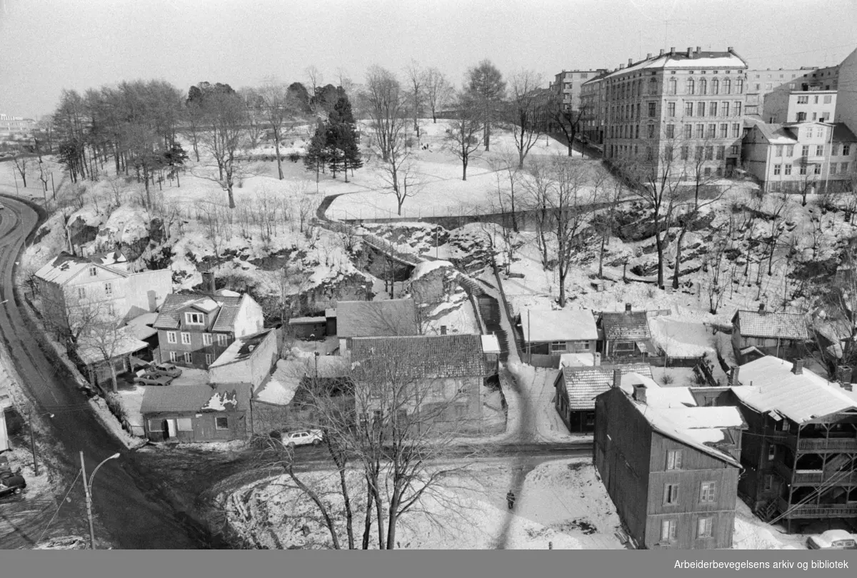 Kampen. Gamle gårder. I bakgrunnen Kampens park og "Kampeslottet". Mars 1972