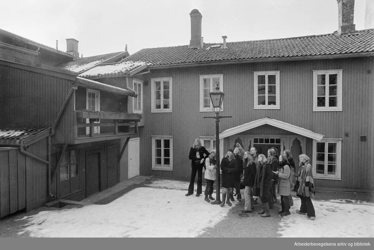 Kampen. Forsøksgymnaset med Erik Melvold besøker den gamle prestegården. Mars 1975.