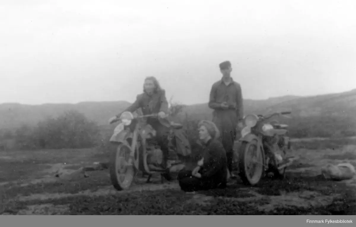 Rut, Ola og Gerd med motorsykler, fotografert av Arne Klemetsen. 1949. Familiealbum tilhørende familien Klemetsen. Utlånt av Trygve Klemetsen. Periode: 1930-1960.
