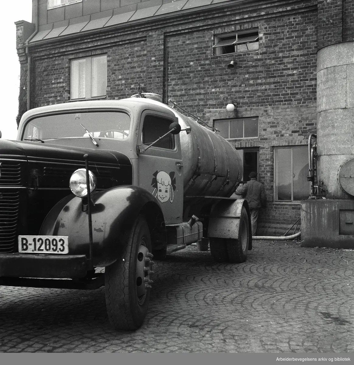 Lastebil utenfor Borgar Margarinfabrikk i Fredrikstad, 2. desember 1960.