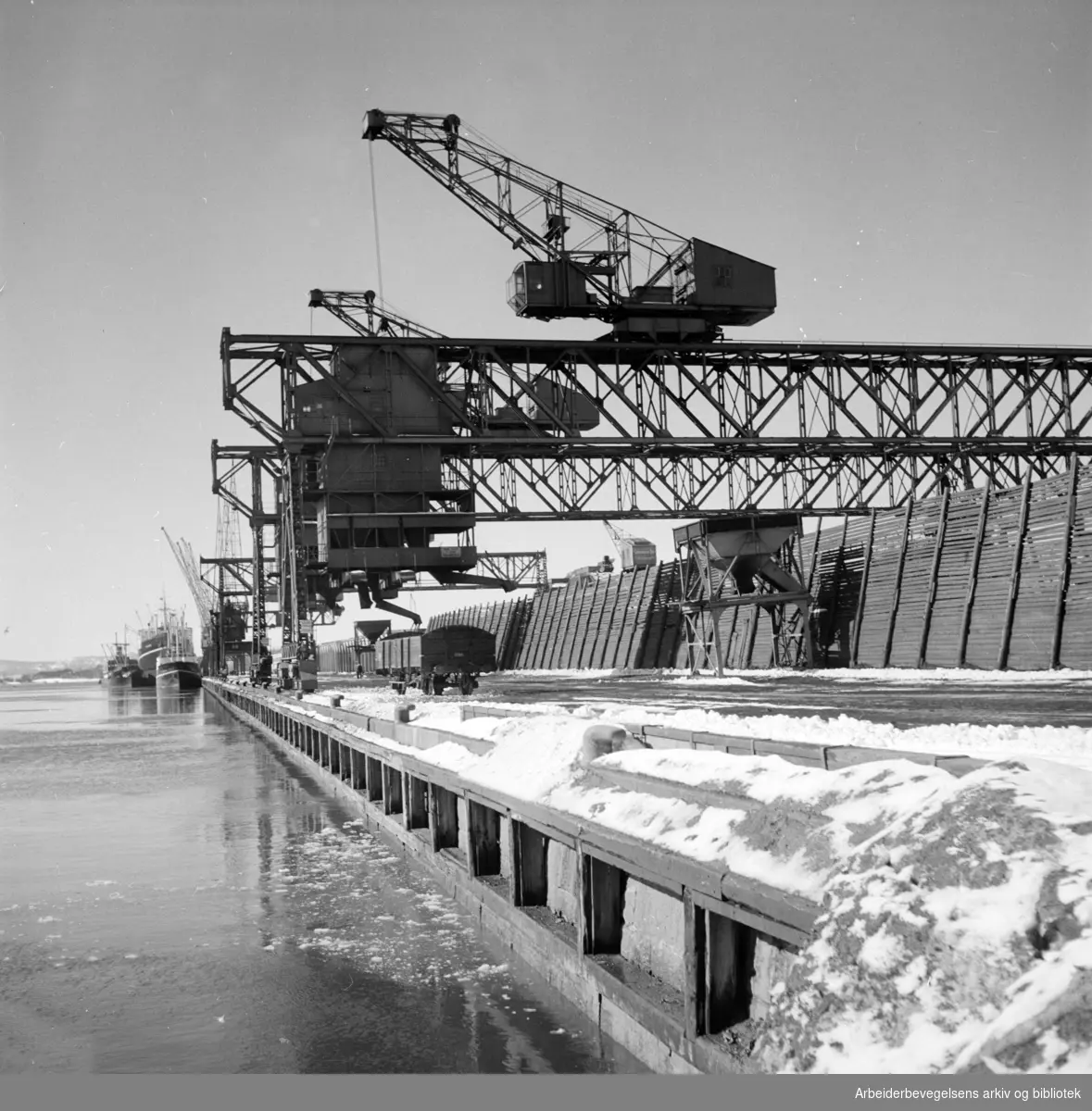Havna. Brendselsentralens lager i Filipstad. Mars 1951