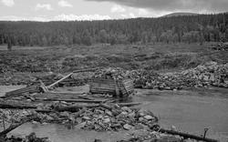 Rester av dam ved fjellelva Frya i Nord-Fron kommune sommere