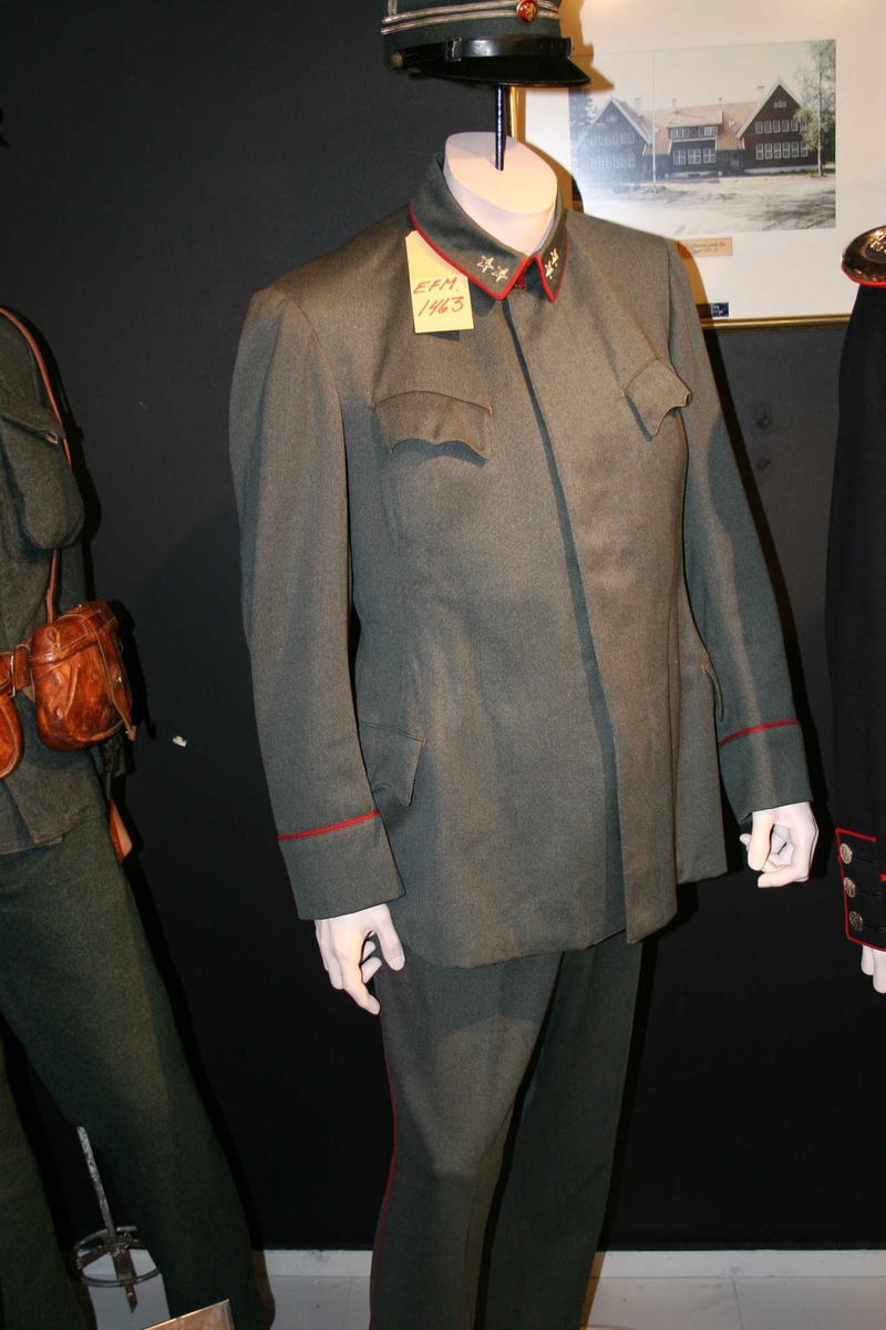 Uniformen er en infanteriuniform, modell fra 1914. Den har fjellgrå farge med signalrøde passepoiler/striper og består av jakke og bukse. Jakke er enkeltspennt med 2 brystlommer og 2 sidelommer. Kragen er påsatt løytnant-distingsjoner. Bukse har 2 stikklommer.
