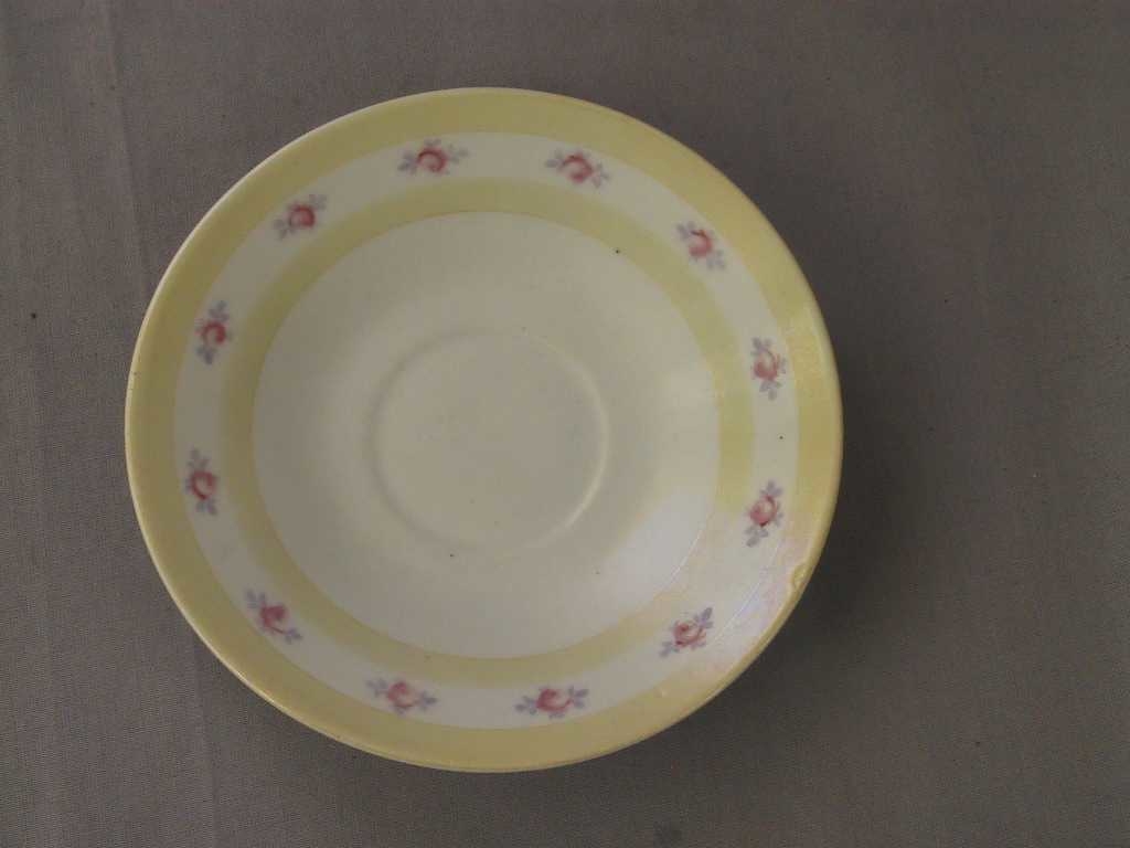 Form: Sirkulært tverrsnitt
2 beige sirklar på innsida, bord med roser mellom sirklane.