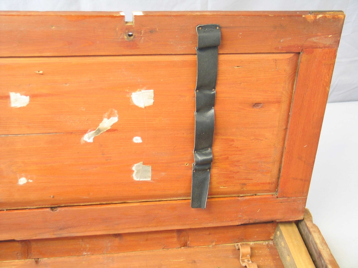 Rektangulær kasse med hengsla lok. Innvendig og utvendig opphengsordningar til  av verktøy. Brunbeisa