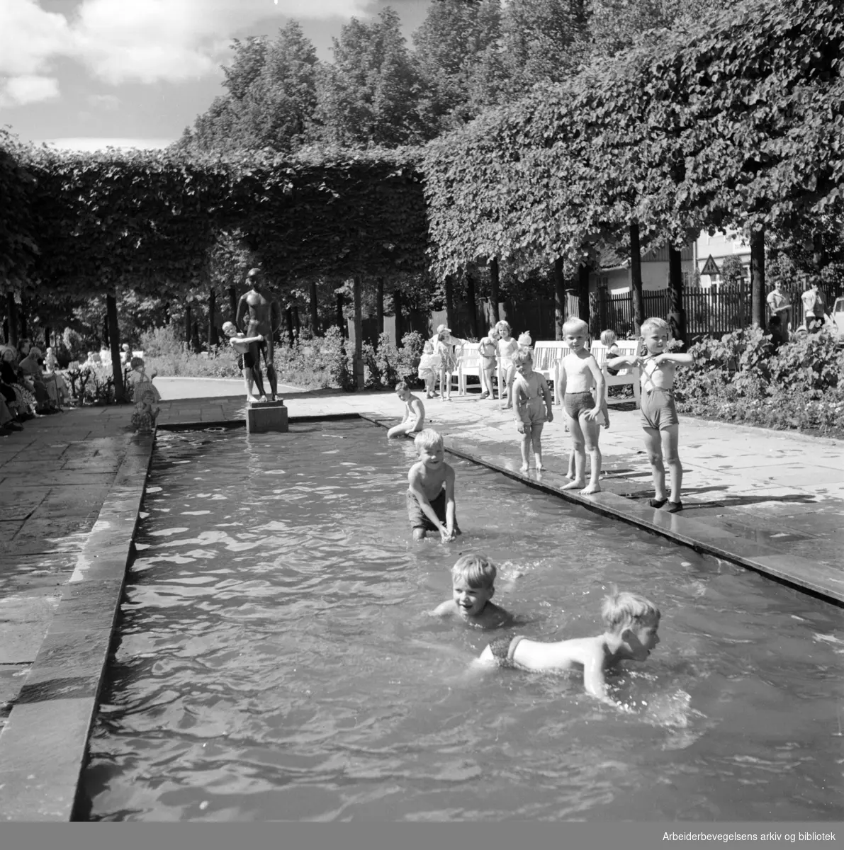 Gråbeinparken ved Sagene. Ungene bader i "Vassern"..Juli 1952