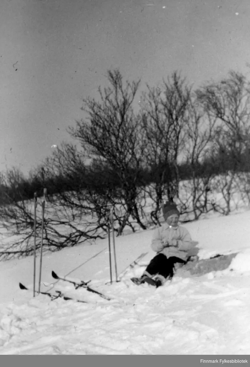 På skitur, 4 år gammel. Familiealbum tilhørende familien Klemetsen. Utlånt av Trygve Klemetsen. Periode: 1930-1960. Sannsynligvis er dette også Solveig Klemetsen.