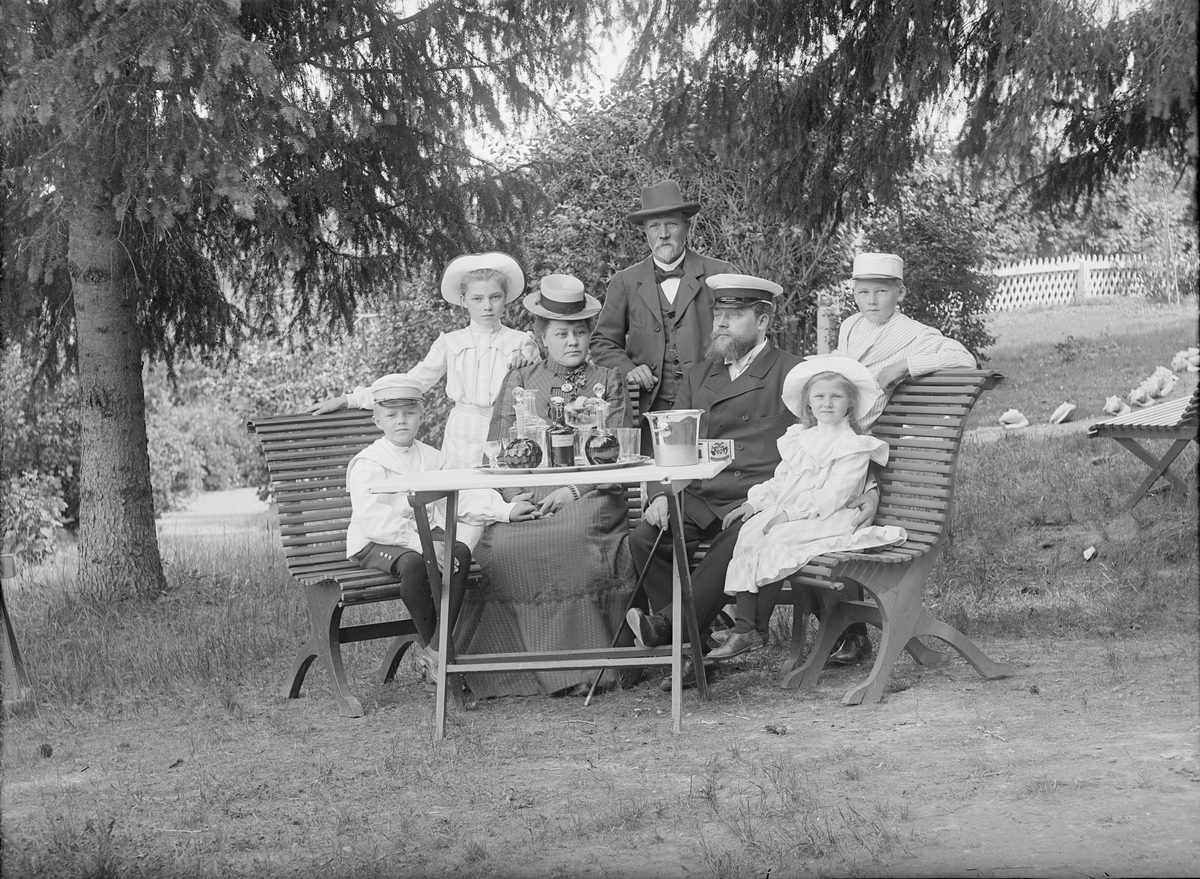 Handlarna Anders Strandberg och Victor Söderberg med familjer, Haga, Marielund, Funbo socken, Uppland omkring 1900