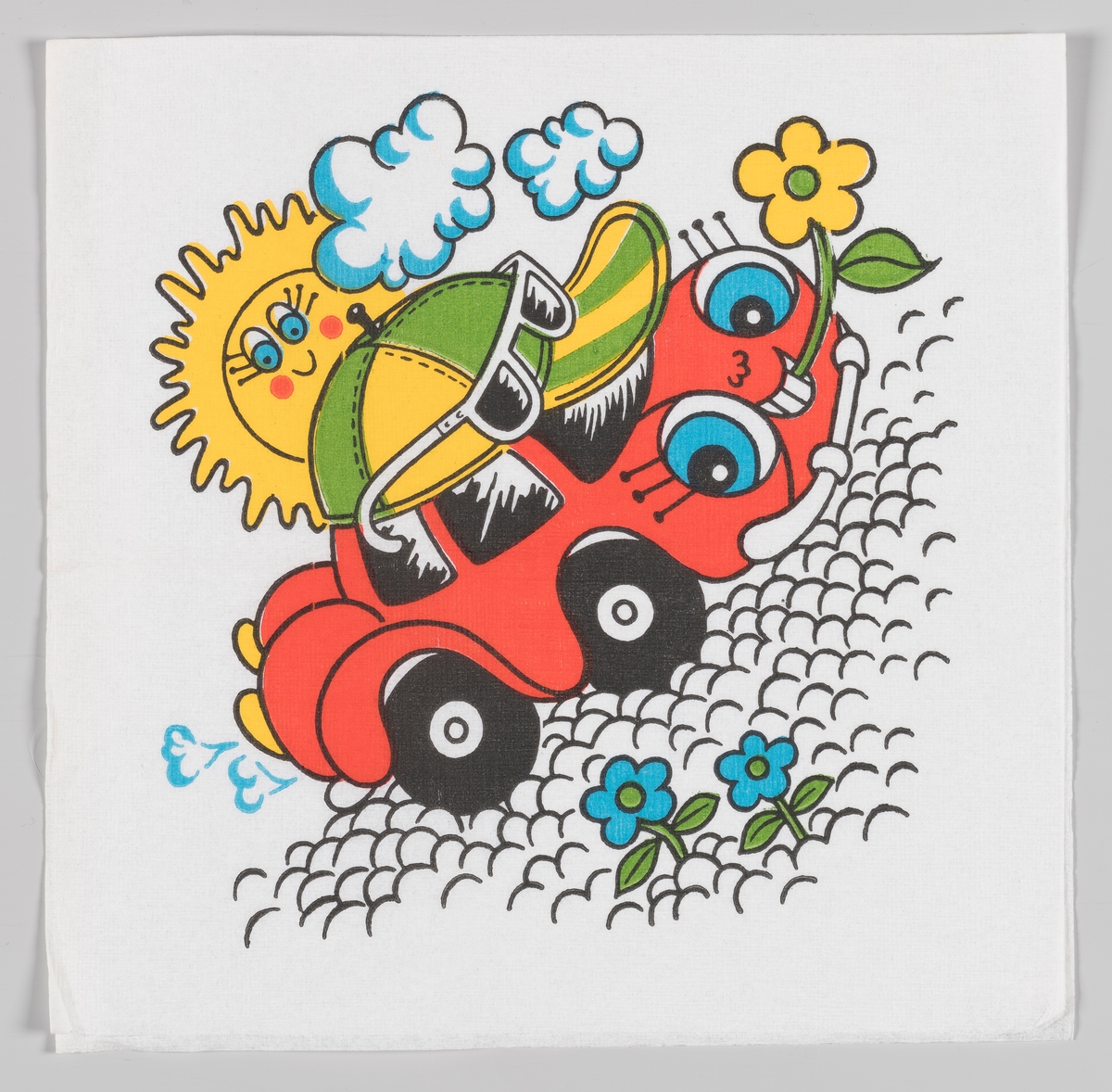 En smilende rød bil med caps og solbriller holder en blomst mellom tennene sine. Bilen kjører på en steinete vei og en smilende sol ses bak 
skyene.

Samme motiv som på serviett MIA.00007-003-0066.