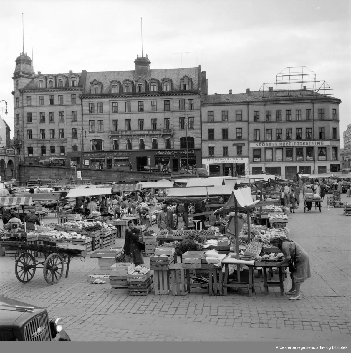 Folkets Hus (Møllergaten 18, Youngsgaten 11. - 13. før ombyggingen). Juli 1954