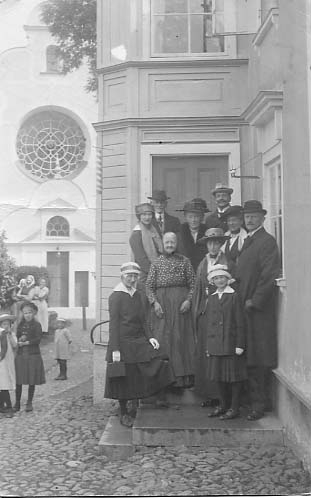 Amalia Erikson tillsammans med hertig Carl och hans familj med flera på trappan till sin fastighet på Bergsgatan 14.