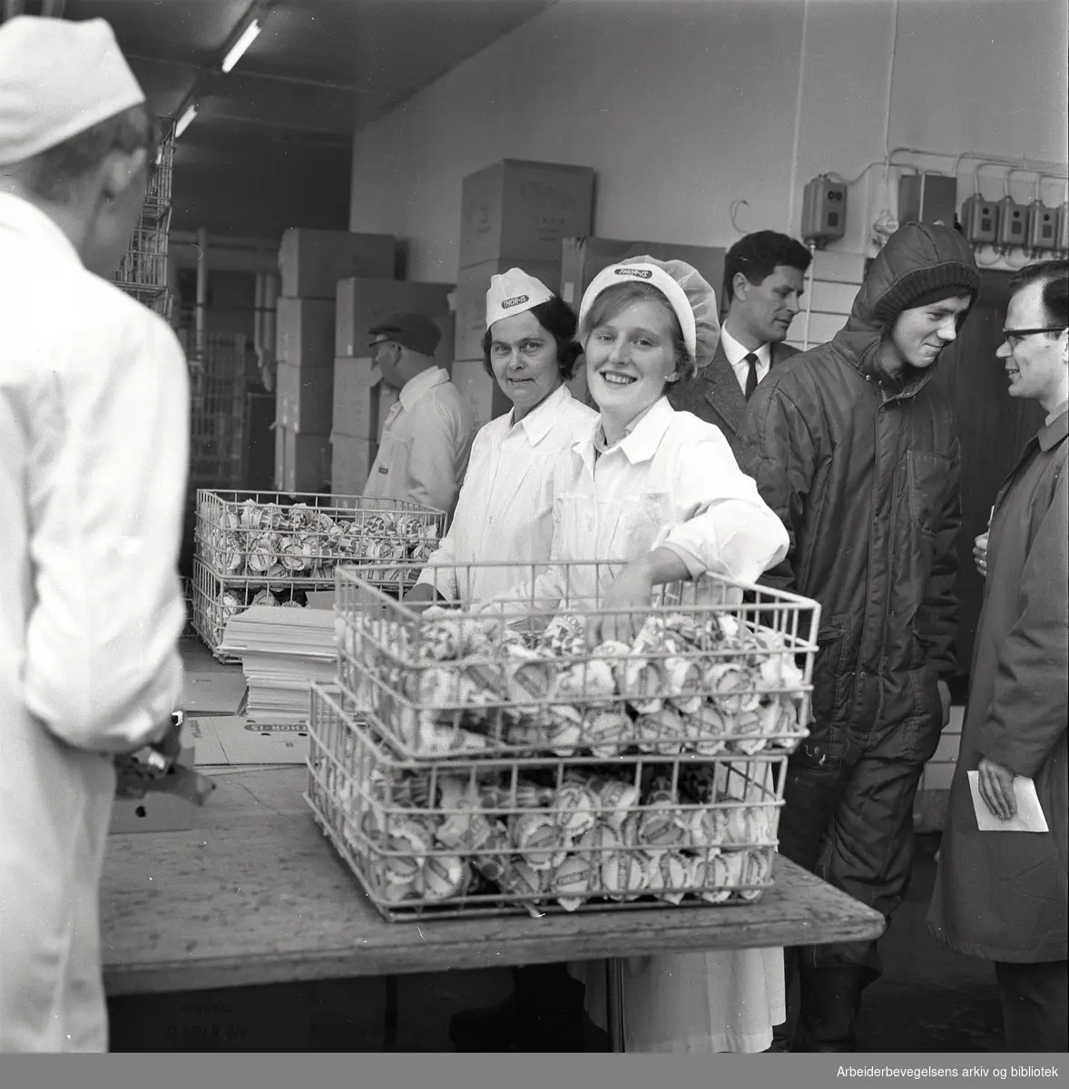 Iskremproduksjon på Thor iskremfabrikk, 9. april 1964.