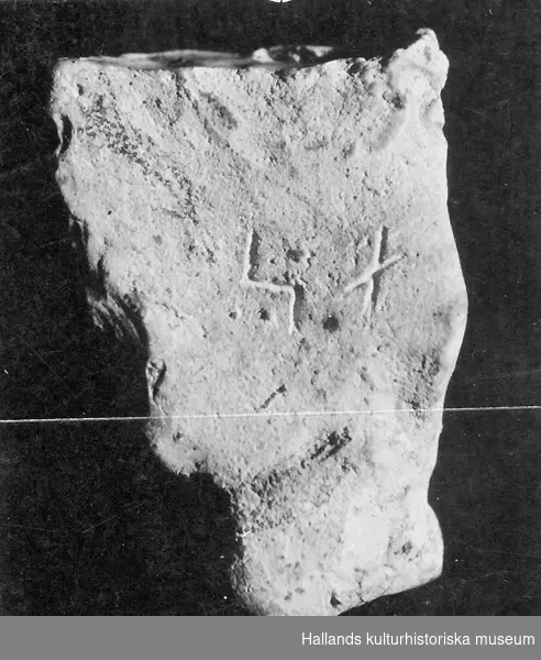 Arkeologiskt föremål. Flintstycke med två runor (bild).