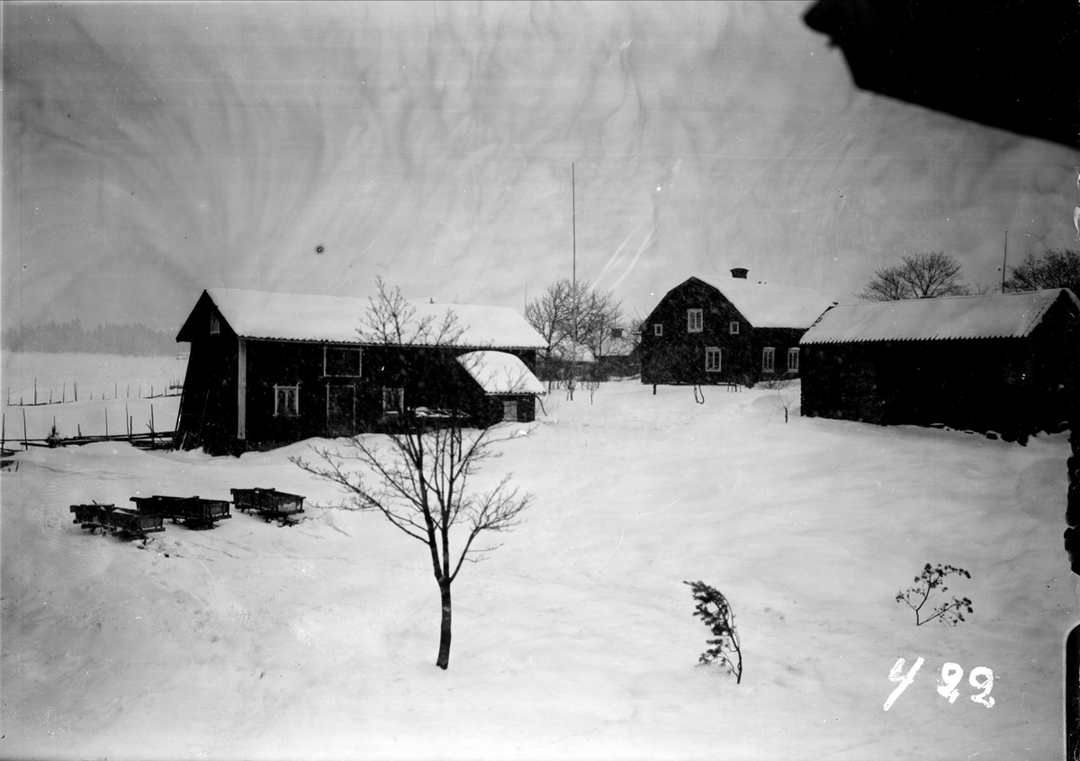 Snötäckt vy över Alinders gård, Sävasta, Altuna socken, Uppland