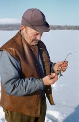 Osvald Kolbu egner ei fiskesaks med henblikk på fangst av la