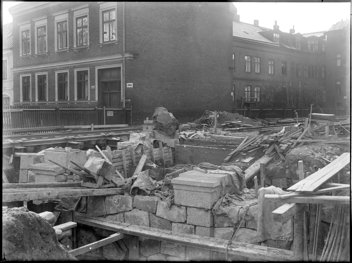 Vid byggnationen av vägporten över Trollebergsvägen i Lund, 1931. Södra landfästet närmar sin fullbordan i nedspåret.