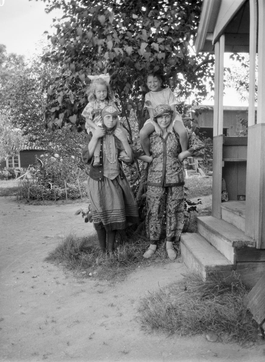 Stina Hjort, Inger Hallgren med flera, Sävasta, Altuna socken, Uppland 1926