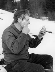 Skogsarbeideren og forfatteren Hans Børli (1918-1989) fotogr