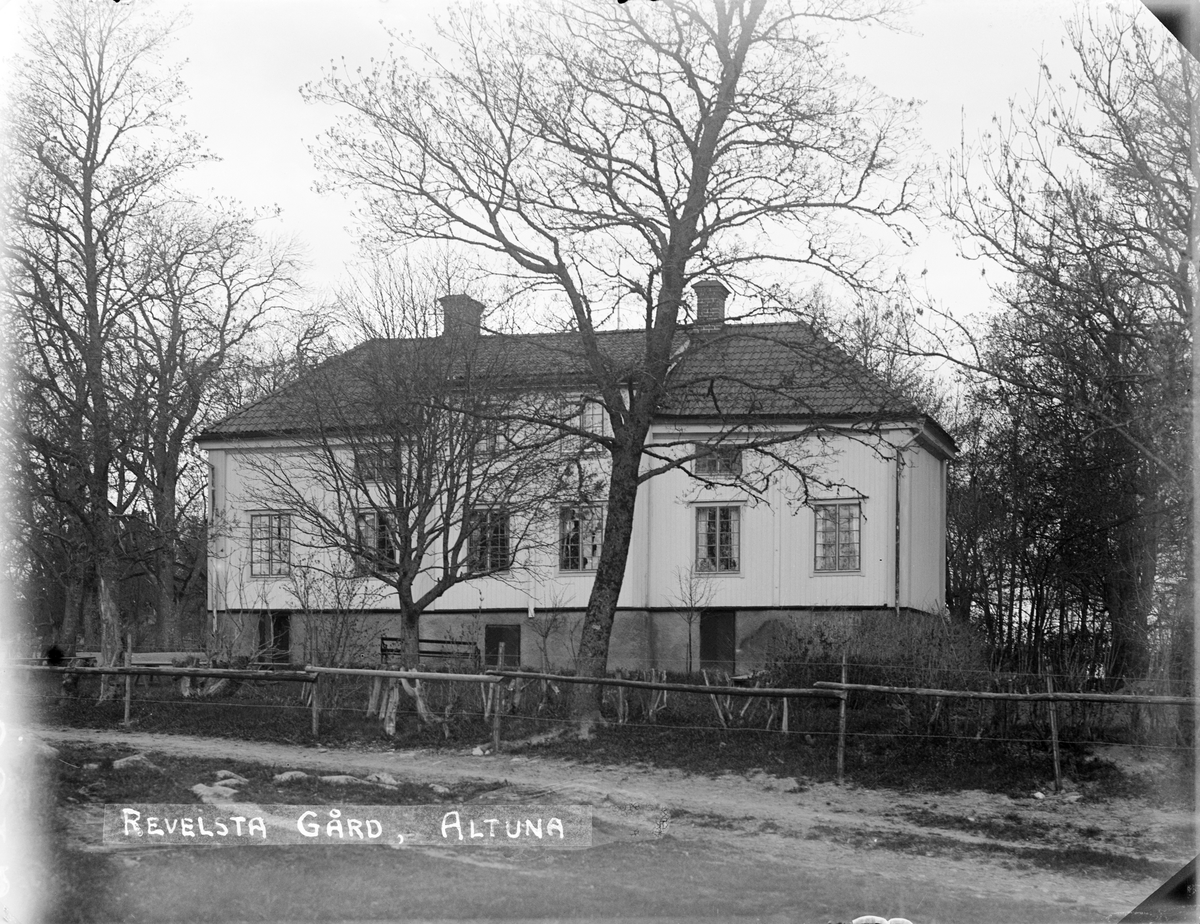 "Revelsta gård, Altuna från fataburen på vårsidan utan löv", Uppland 1923