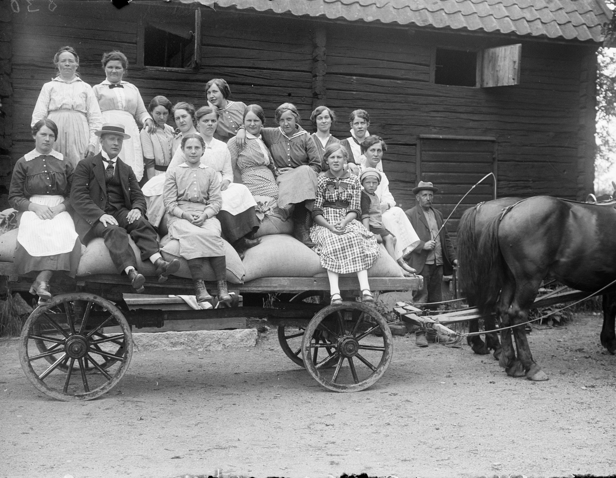 Deltagarna i stickkursen med flera sitter på en hästdragen vagn, Fröslunda, Altuna socken, Uppland 1916