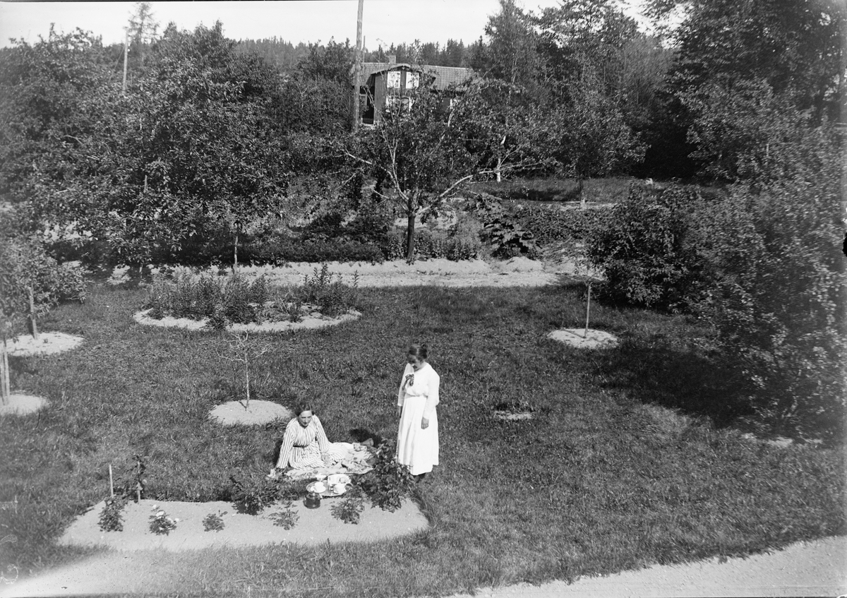 "Från balkongen, Drevle. L. L. och T. K. på gräsmattan", Altuna socken, Uppland 1920