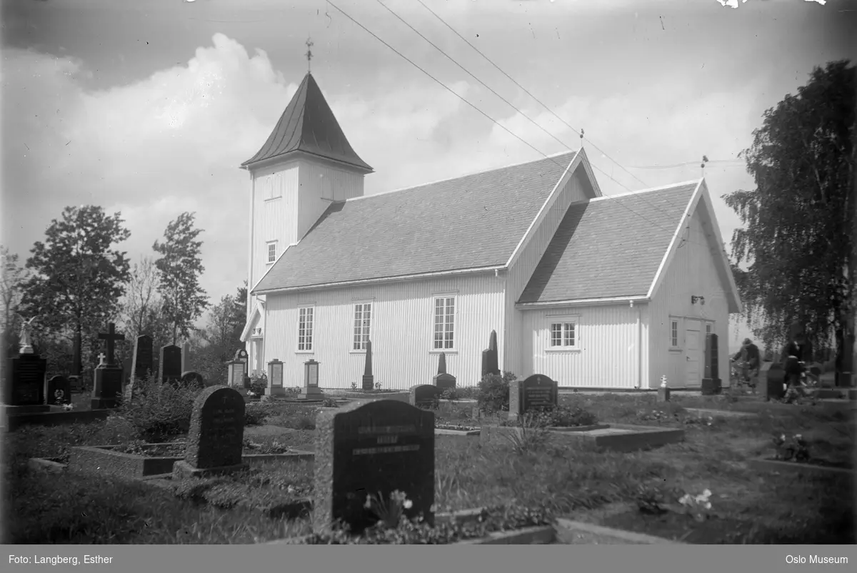 Hillestad kirke, kirkegård, menn, sykler