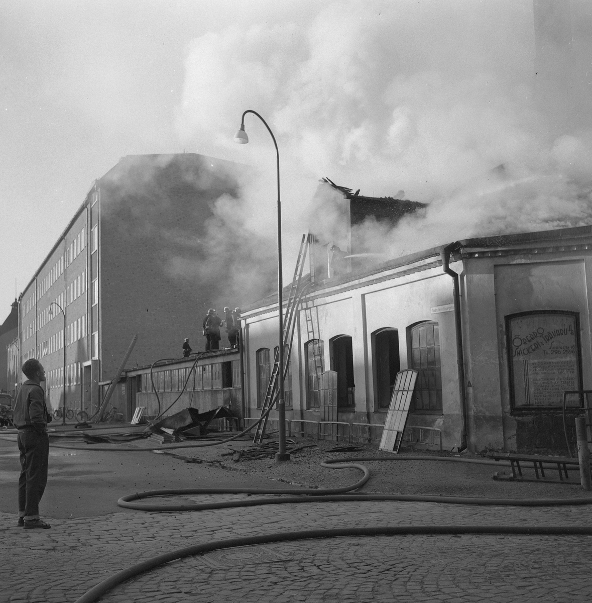 Eldsvåda i Snickerifabrik.
Juli 1956.