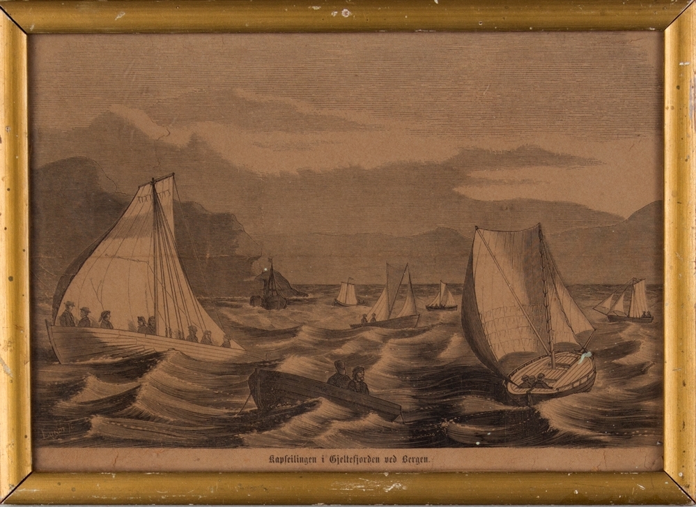 Motivet viser kapseiling i Hjeltegjorden ved  Bergen. Ser diverse småbåter med seilføring samt en robåt i forgrunn.