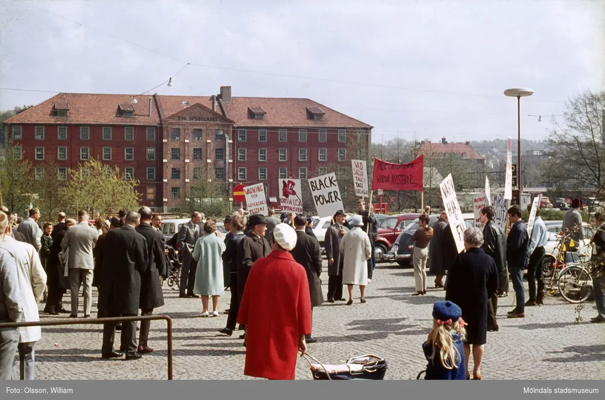 Många personer står samlade på Stadshusplatsen för Black Powerdemonstration, okänt årtal. I bakgrunden, på andra sidan Göteborgsvägen, ses Svalöfsbolaget (Allmänna Svenska utsädesaktiebolaget). Black Power växte fram i USA på 1960-talet.