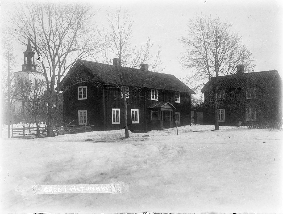 Erikssonska gården i Altunaby inifrån gårdsplanen med kyrkan, Altuna socken, Uppland 1924