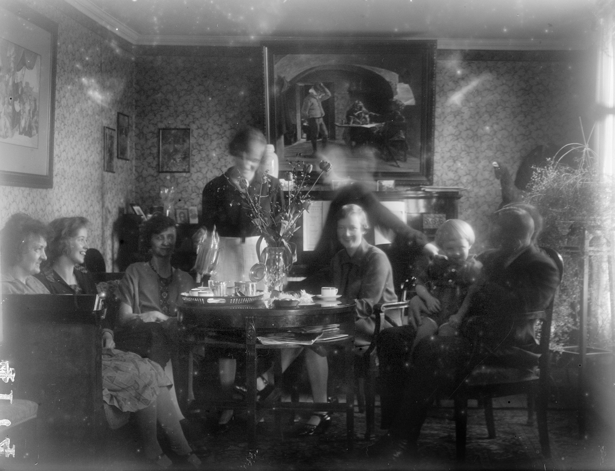 Vid kaffebord i förmaket hos Angberg, Revelsta, Altuna socken, Uppland 1927