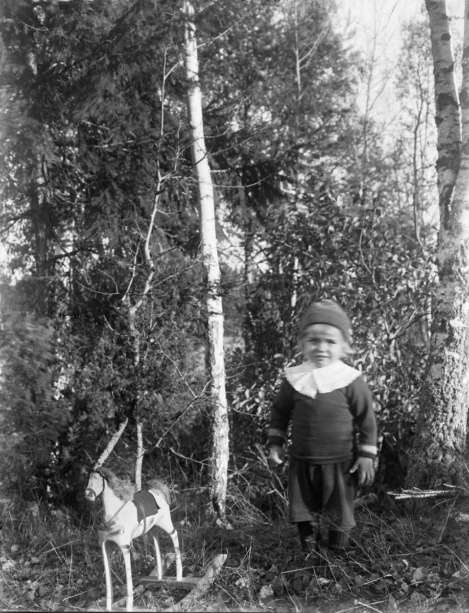 "Ture Gustafson står vid björken, hästen framtill", Billerstena, Altuna socken, Uppland 1923
