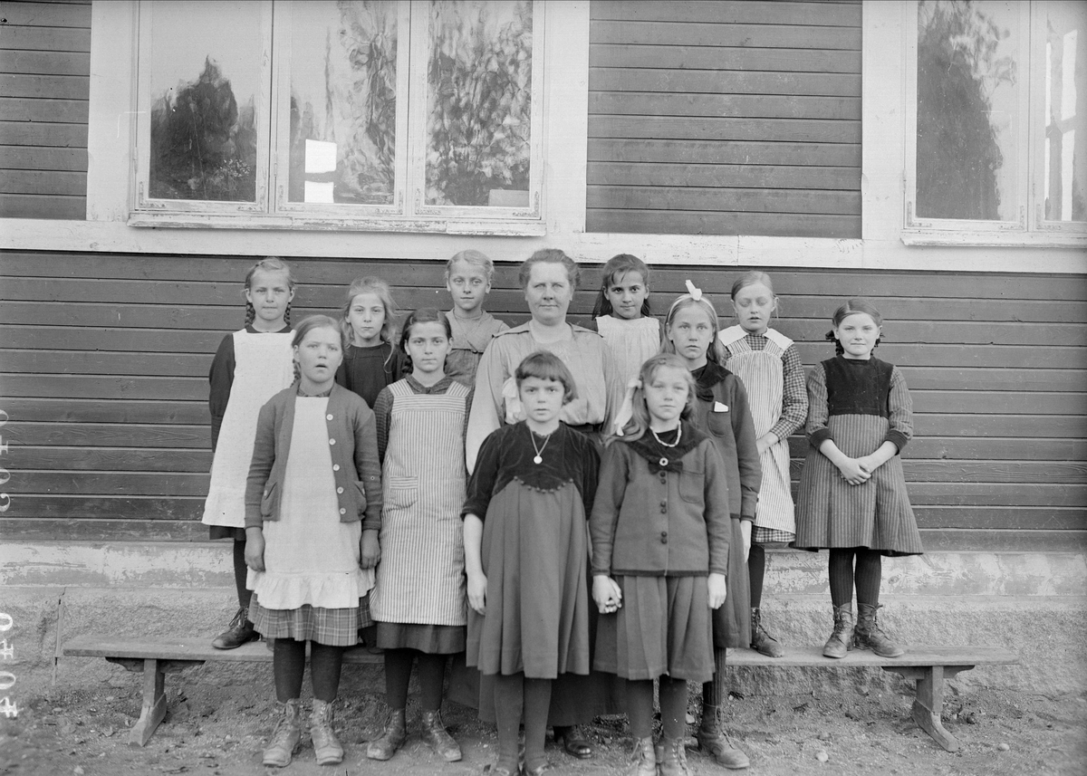 "Slöjdskolan för flickor i Fröslunda Altuna med lärarinnan Regina Ehn", Uppland 1920