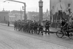 Tyske soldater på tur over Bakke bro
