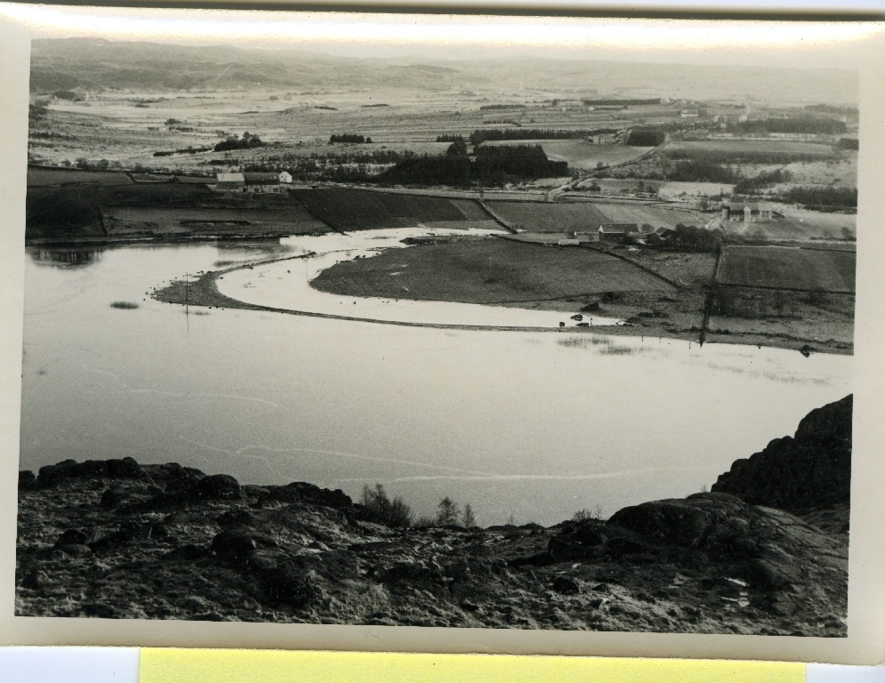 Is på Høylandsvatnet. Biletet er teke i 1971 frå Larheifjellet. Høylandsvatnet vart senka 1,5,m i 1972. Me ser Høyland , Garpestad og Lende i bakgrunnen.