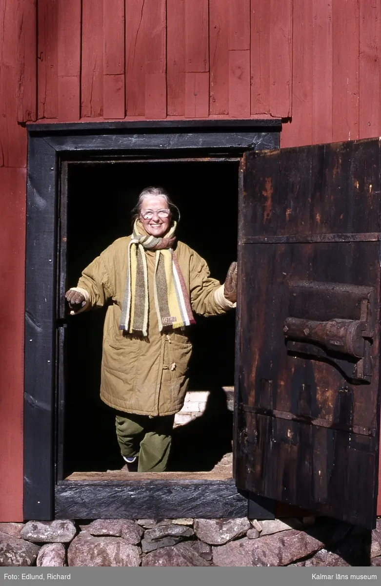 Lotte Fürst i ett dörrhål.
