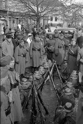 Tyske soldater med oppakning i Munkegata