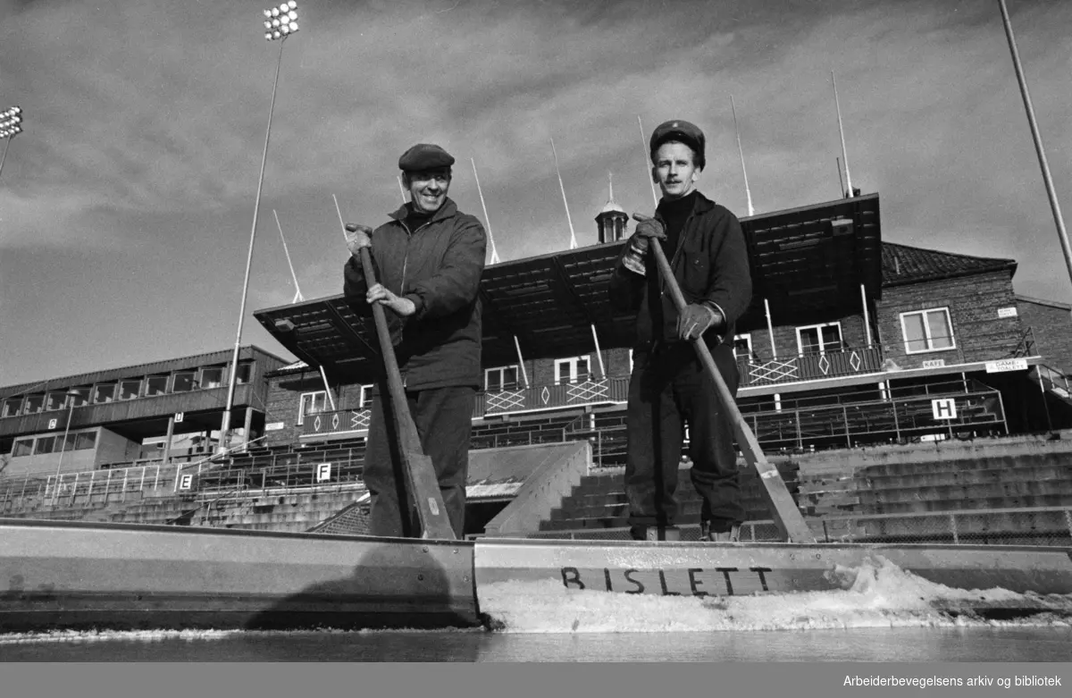 Bislett Stadion. Isen på Bislett prepareres. Januar 1976